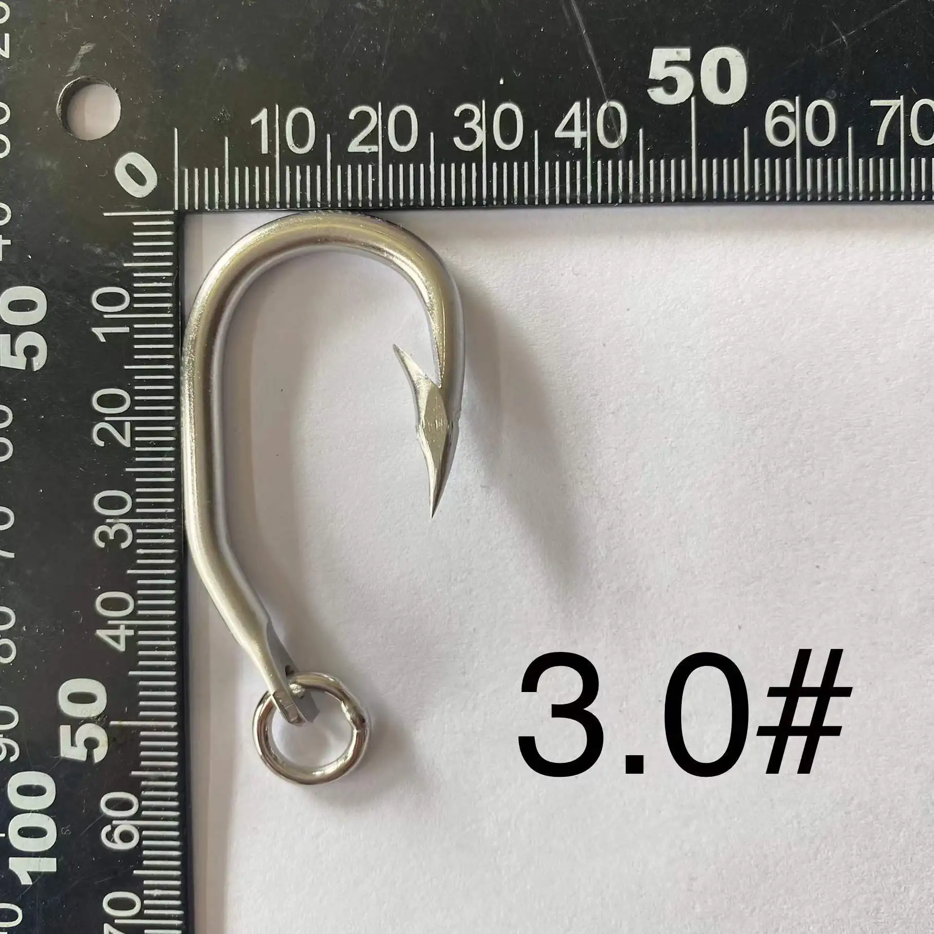 Primer plano del ojo del anzuelo y el acabado del acero