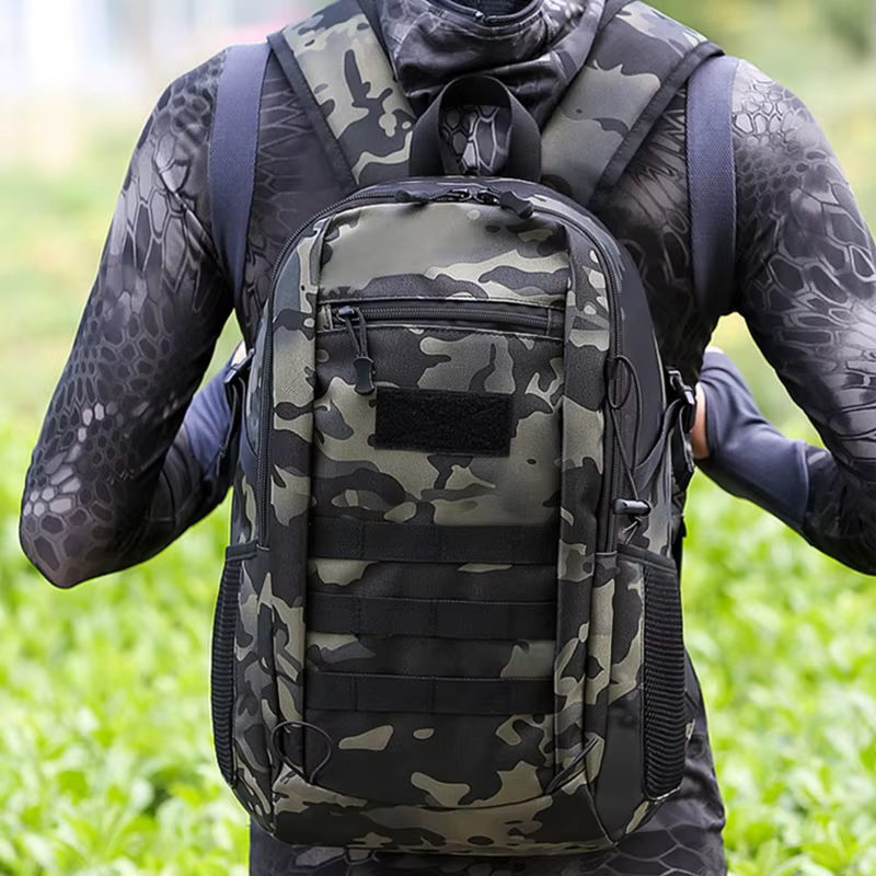Mochila táctica impermeable para pesca – Sistema Molle y porta-cañas