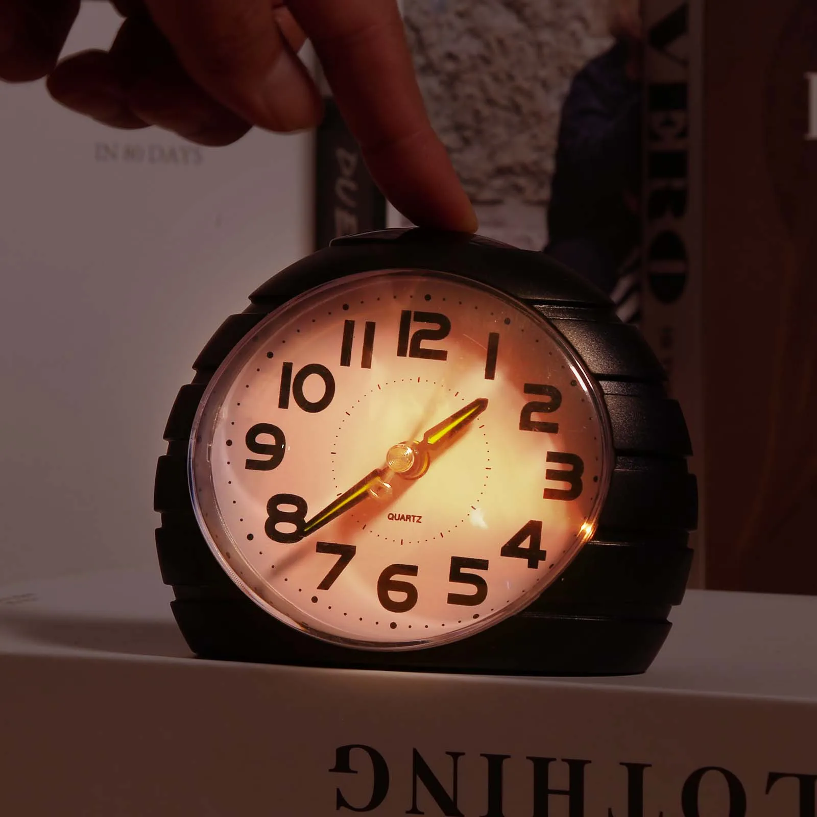 Reloj despertador analógico ORIA silencioso con luz nocturna - imagen 4