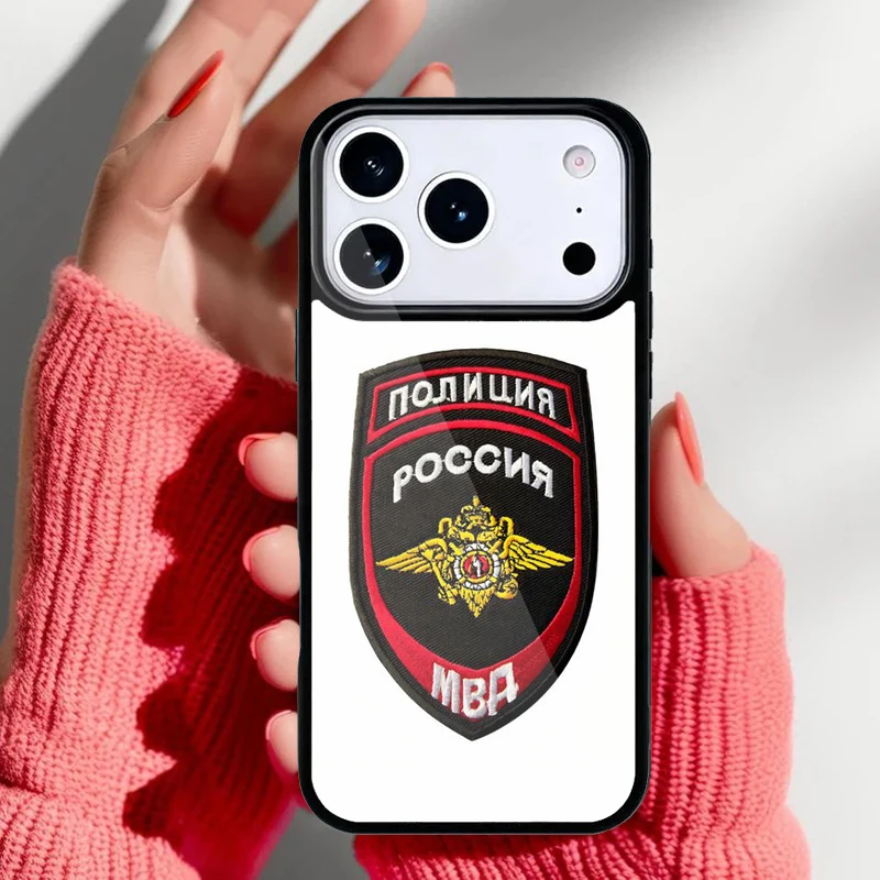 Funda instalada en un iPhone mostrando el acceso a puertos y botones