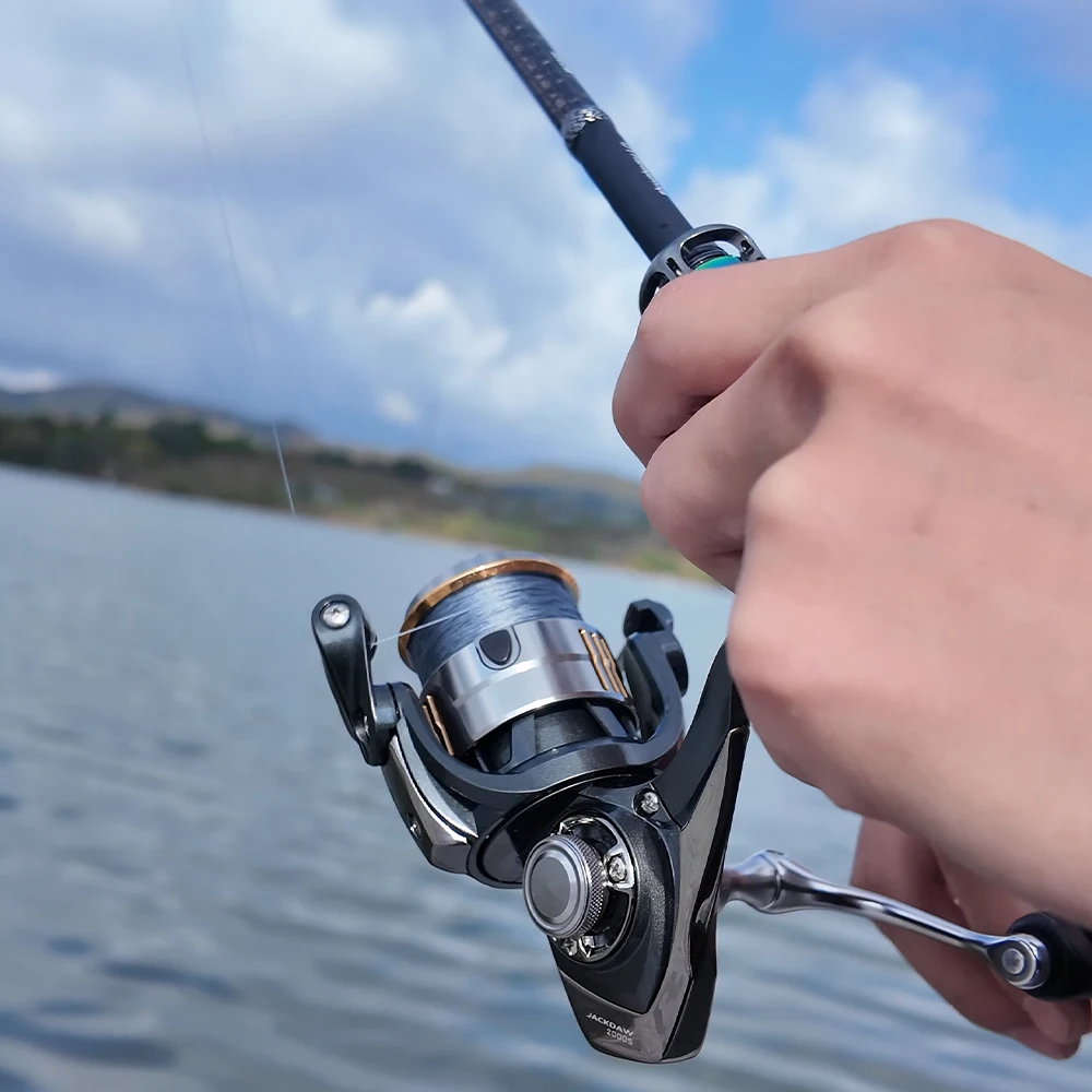 Carrete de pesca giratorio FishingFans con detalle del cuerpo de carbono
