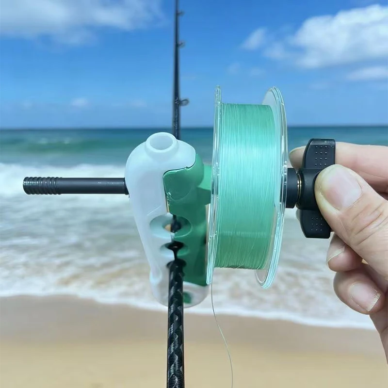 Detalle del enrollador de pesca en uso con línea enrollada