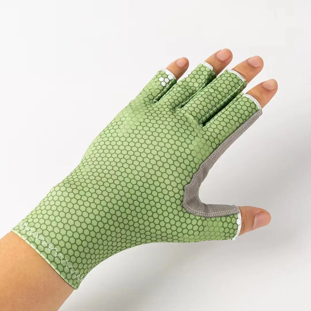 Guantes azul marino en uso con una caña de pescar