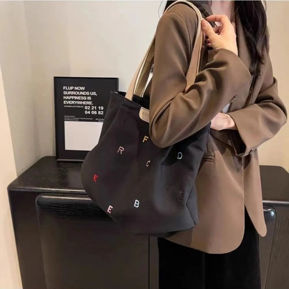 Elegante bolso de hombro de gran capacidad para combinar en cualquier plan