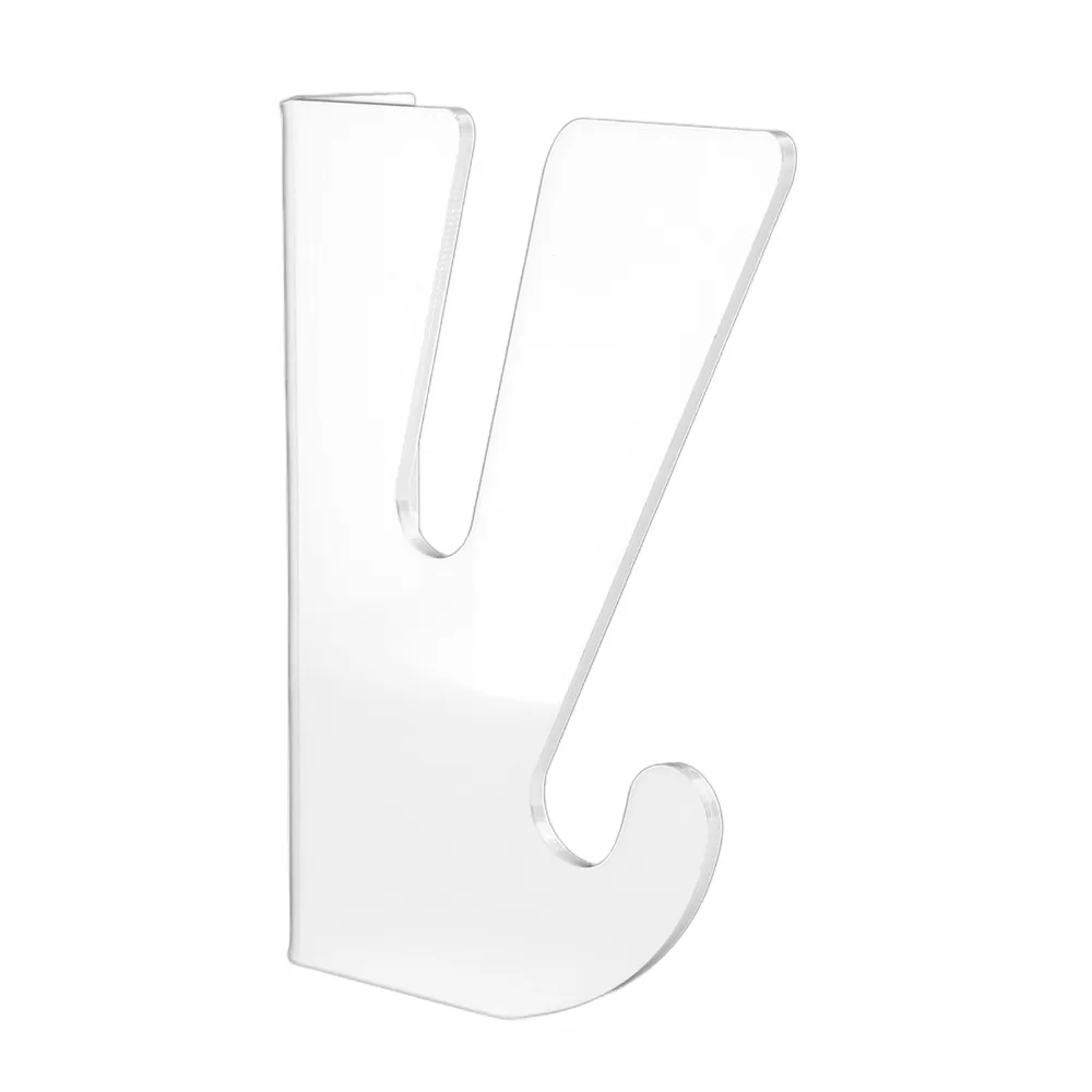Detalle de los ganchos para organizar cascos y protecciones
