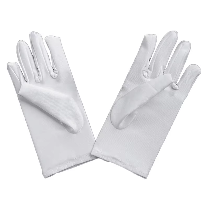 Niña con guantes blancos de satén