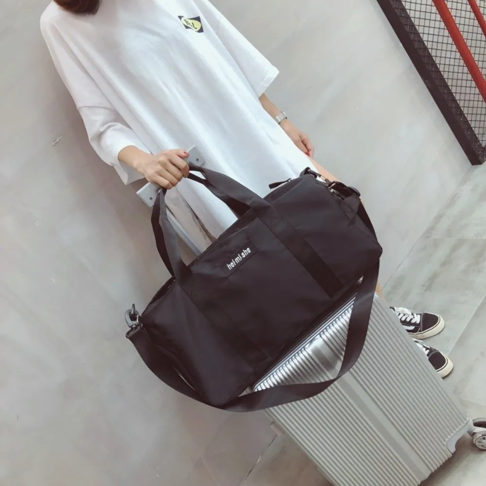 Bolsa de gimnasio con compartimentos separados para ropa seca y mojada