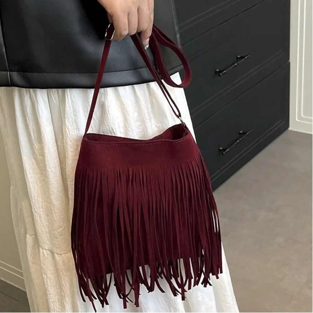 Bolso bandolera tipo cubo de ante con flecos para mujer - imagen 3