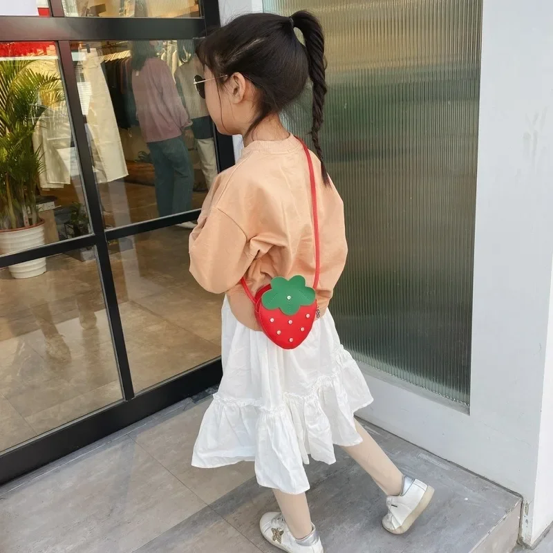 Mini bolso cruzado infantil con estilo princesa