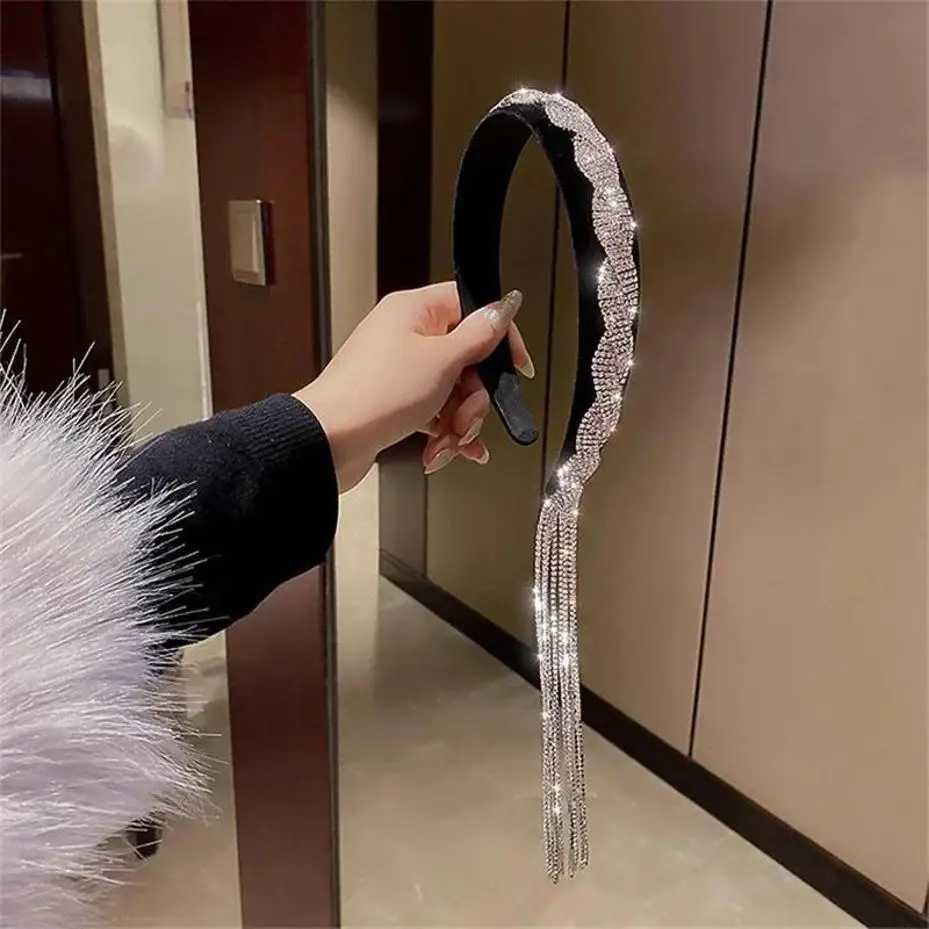 Diadema terciopelo negra asimétrica con diamantes y borla larga para mujer - imagen 3