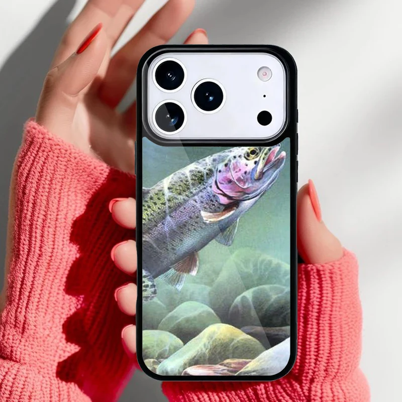 Combinación de la funda con el teléfono en la mano