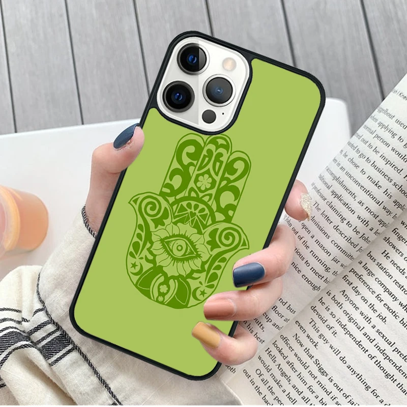 Detalle de compatibilidad y ajuste de funda Hamsa para iPhone