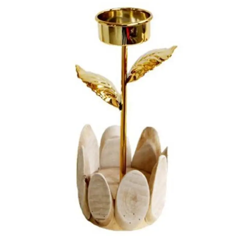 Candelabro colocado como centro de mesa decorativo