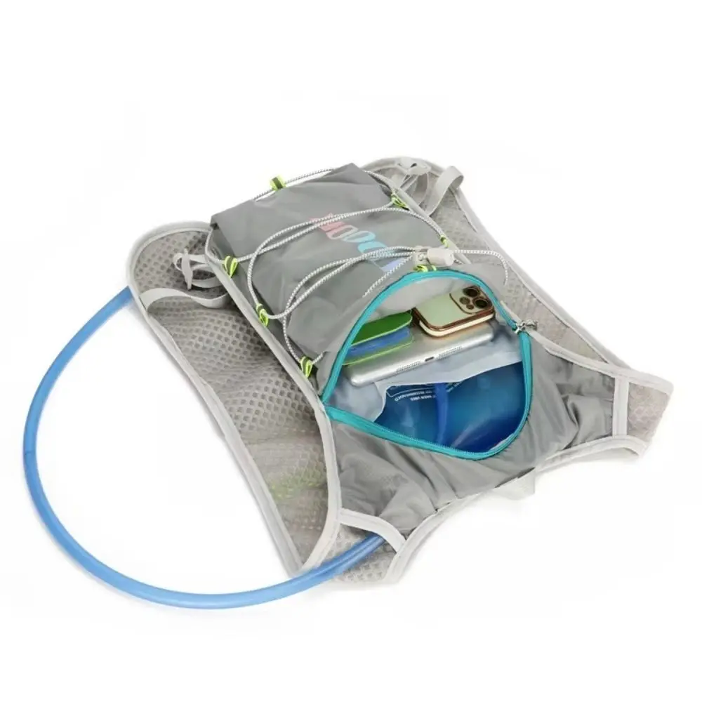 Mochila de hidratación ultraligera con detalles reflectantes