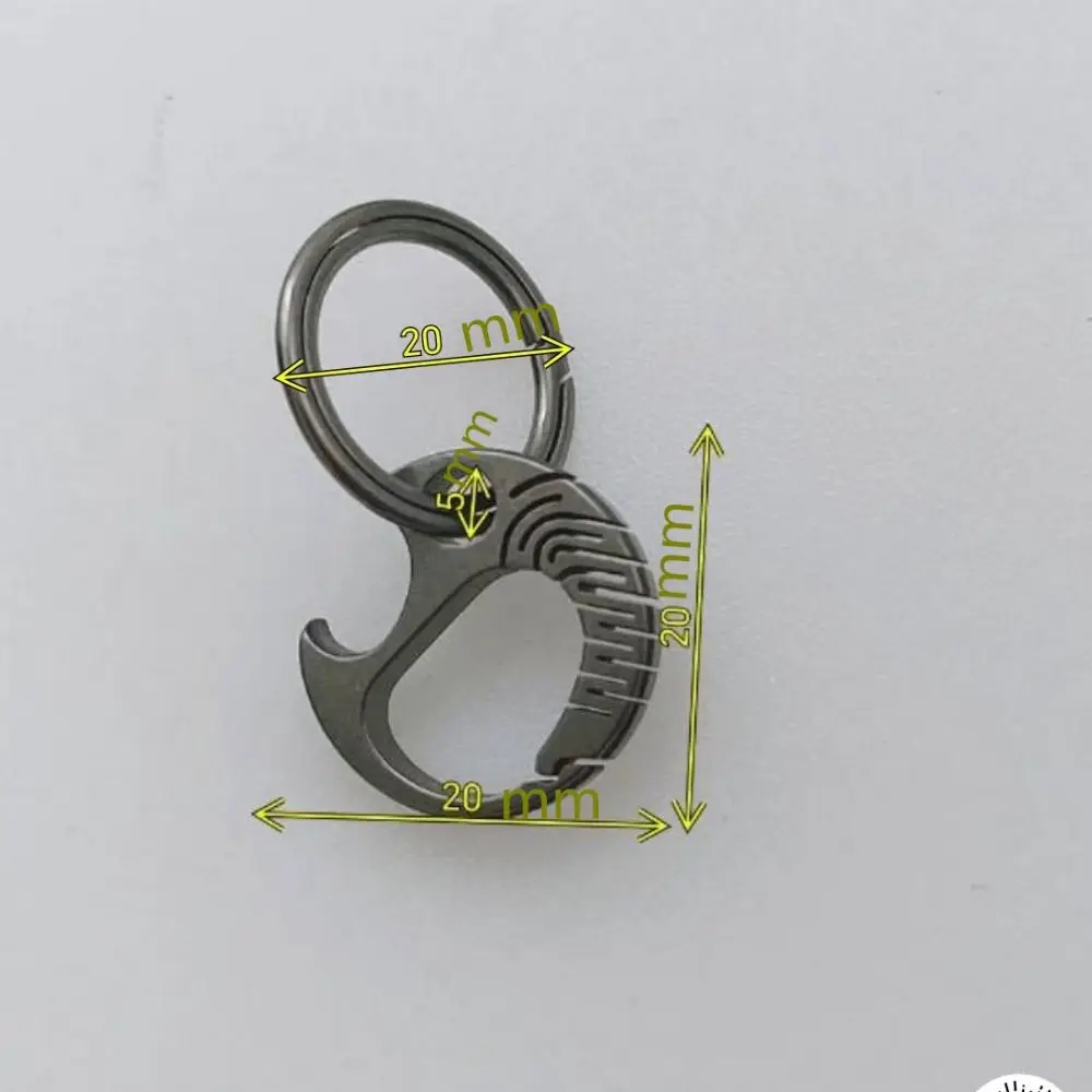 Mini hebilla de aleación de titanio y detalle de textura