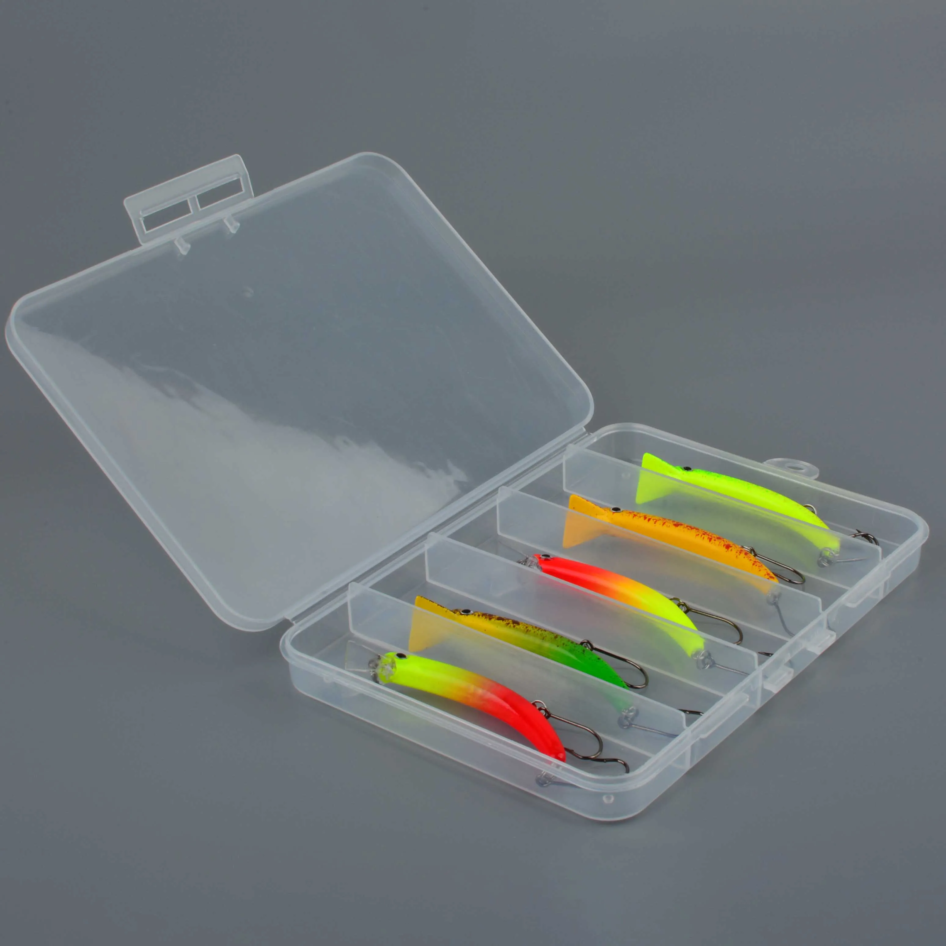 Caja con señuelos de pesca tipo minnow y crankbait