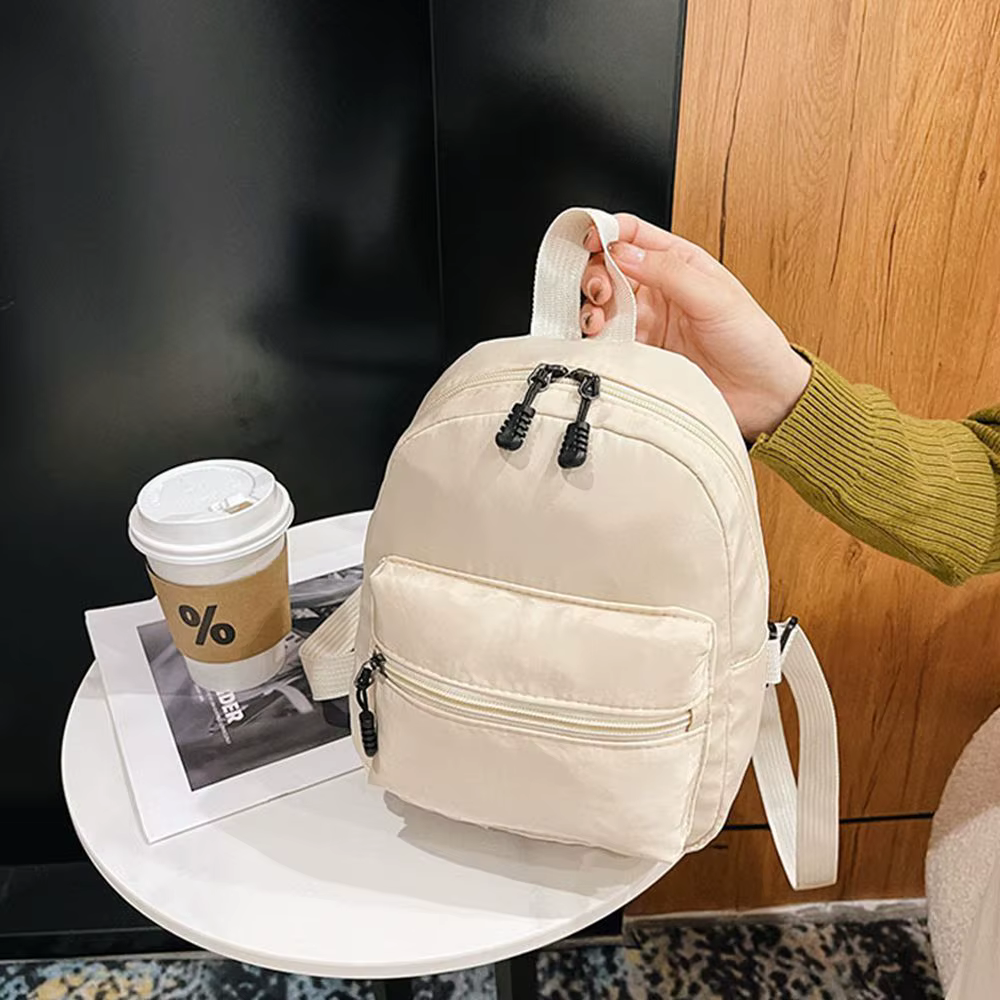 Mochila blanca ligera para el uso diario