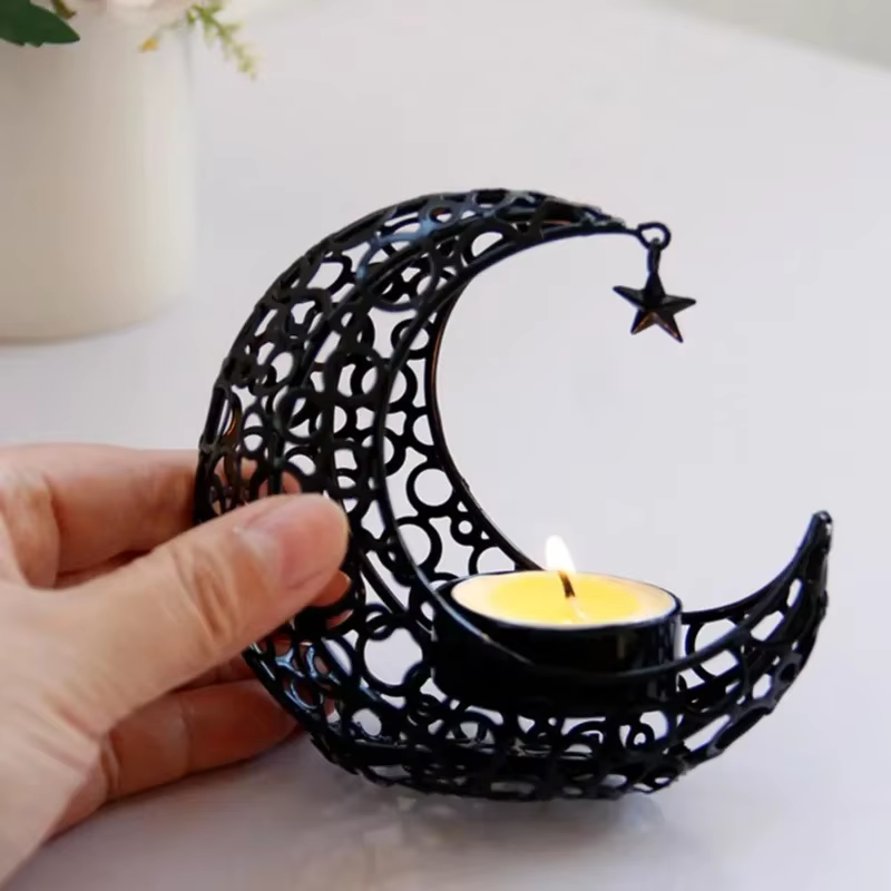 Candelabro de metal con forma de luna y vela