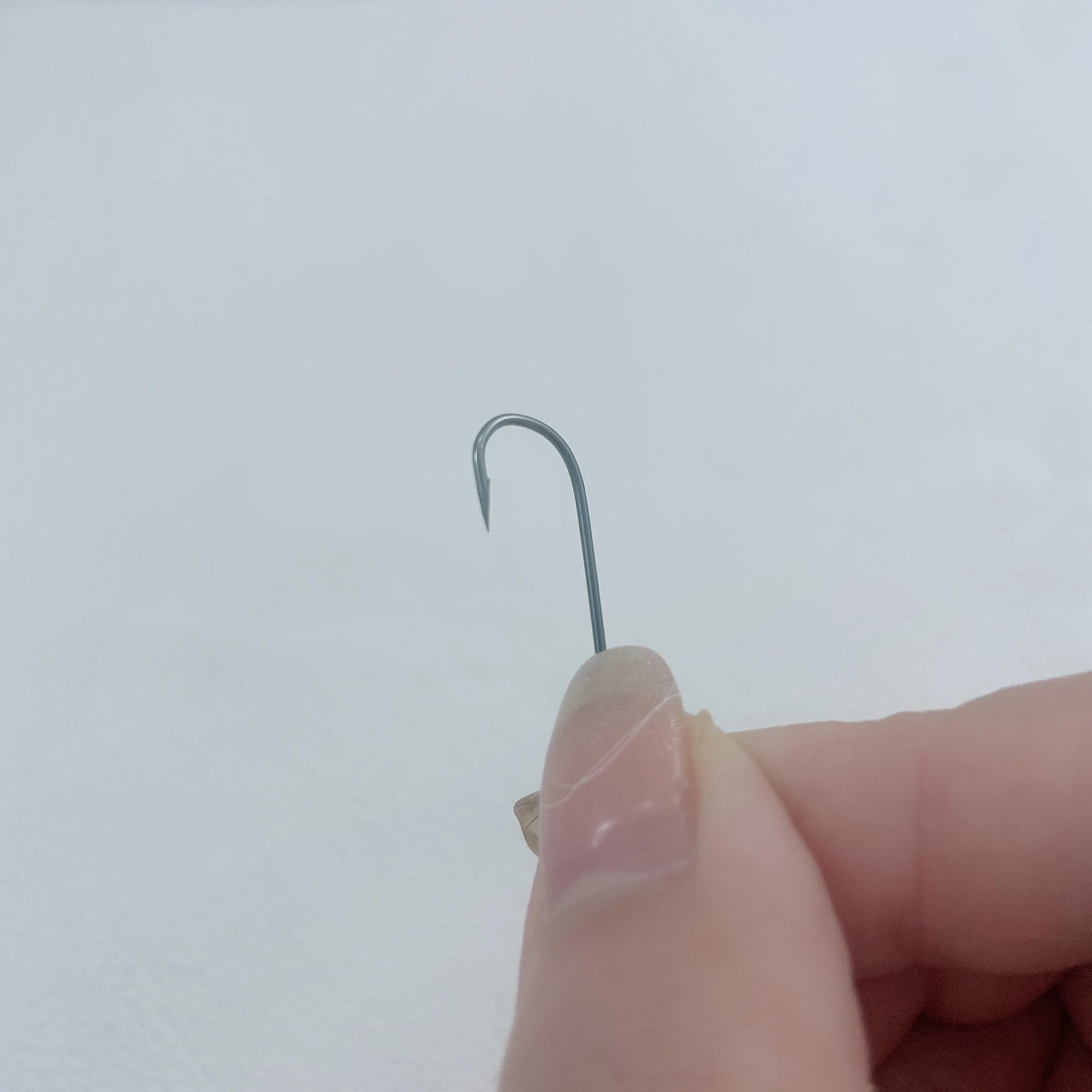 Detalle de la púa y el filo de un anzuelo individual