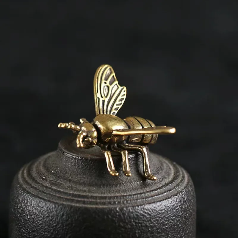 Figurita de abeja en bronce desde ángulo frontal