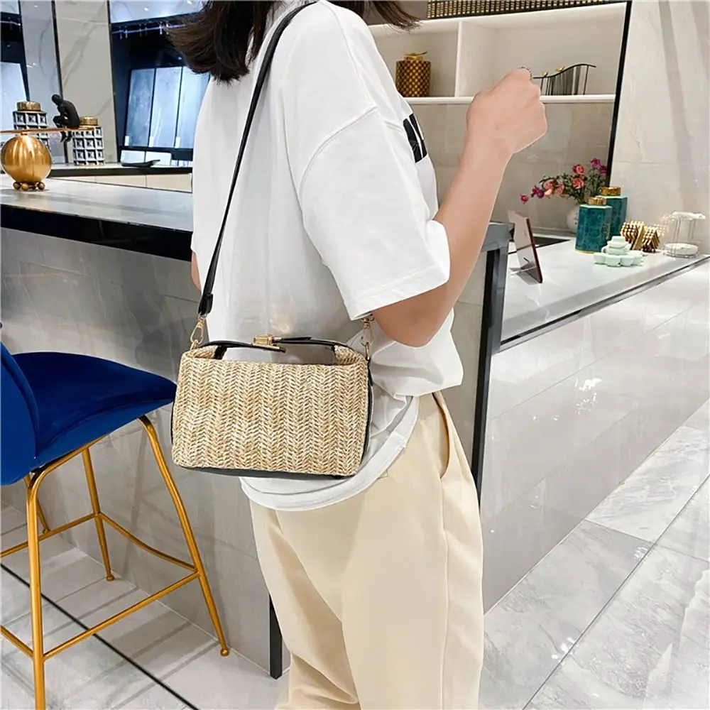 Bolso bandolera de paja con cierre metálico y asa acolchada - imagen 4