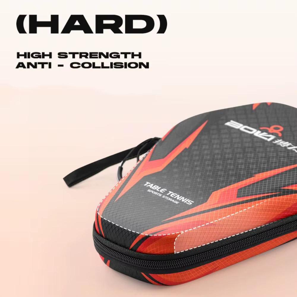 Bolsa de tenis de mesa junto a raqueta y pelotas