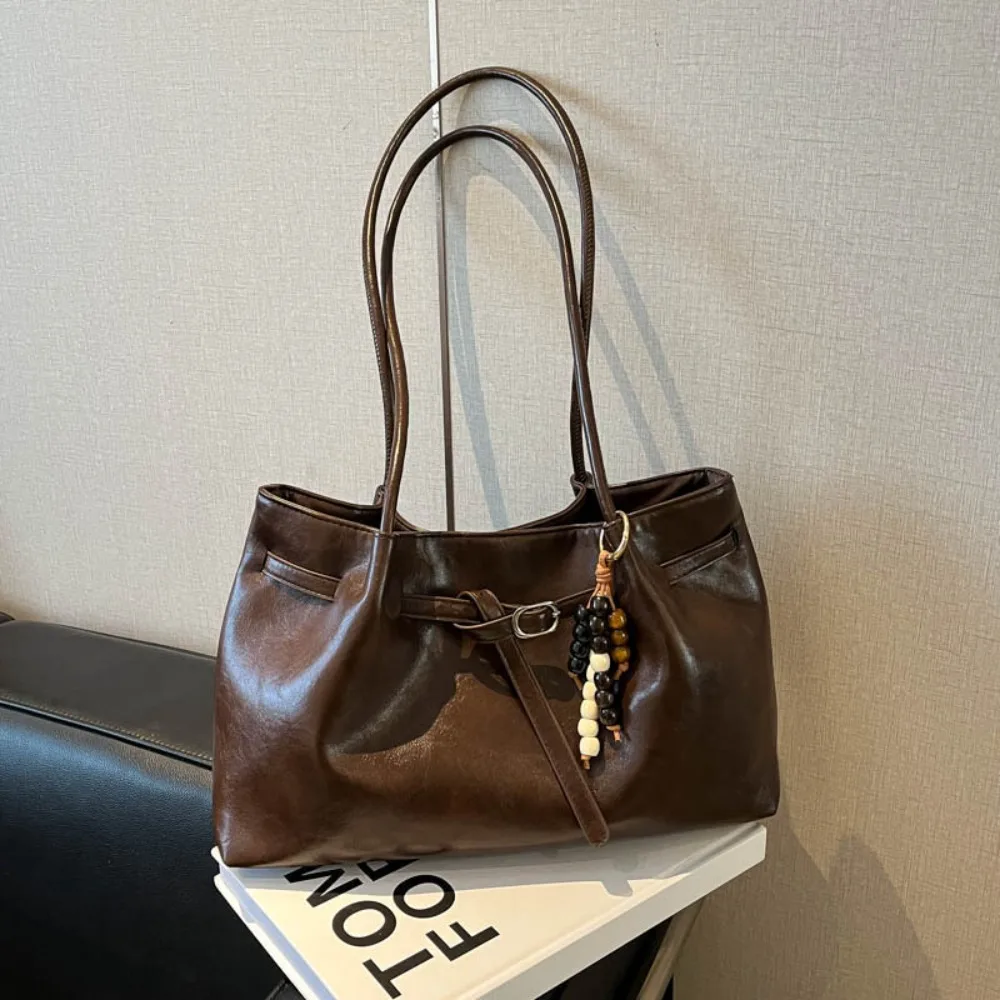 Bolso en diferentes acabados de color