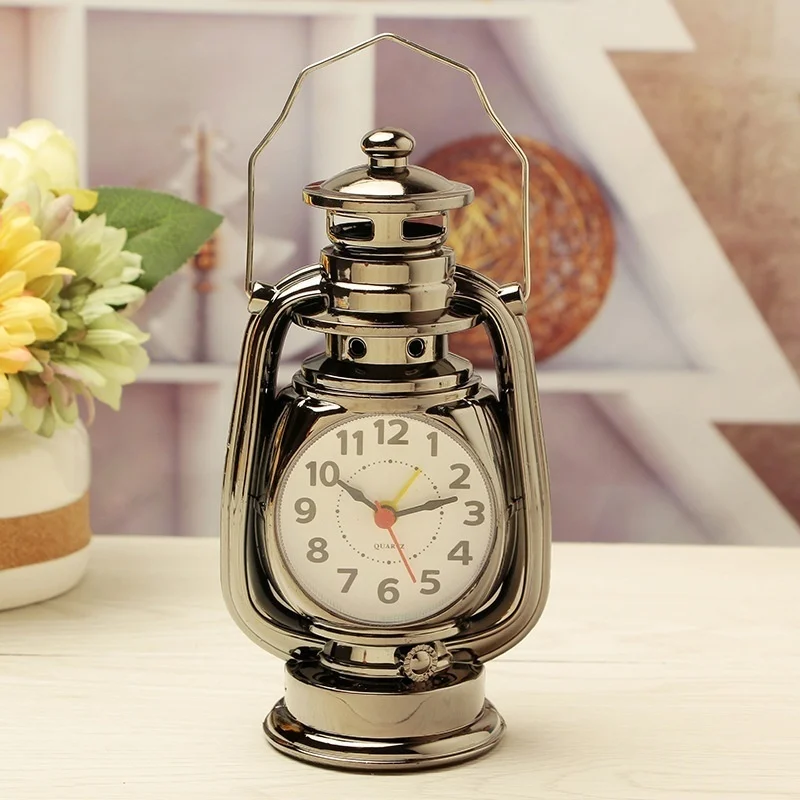 Reloj despertador vintage con lámpara de aceite retro decorativo