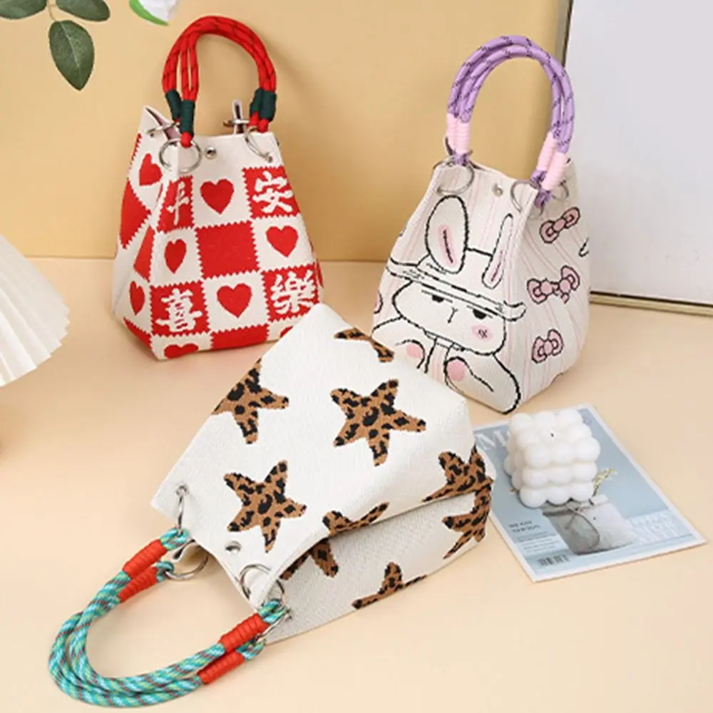Bolso de hombro tipo cubo en uso cotidiano