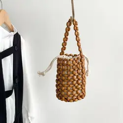 Bolso de mano cilíndrico de madera artesanal con cuentas y asa de lazo