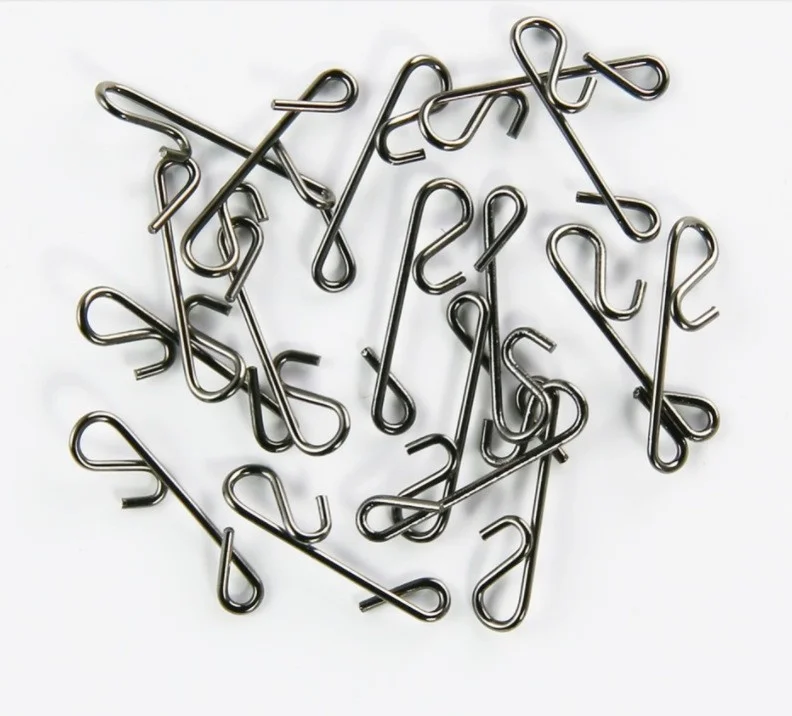 Detalle de los broches de acero inoxidable para pesca