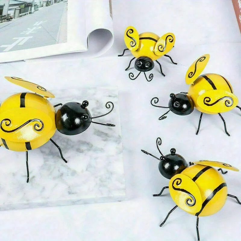 Abeja decorativa de metal colocada sobre una superficie de madera