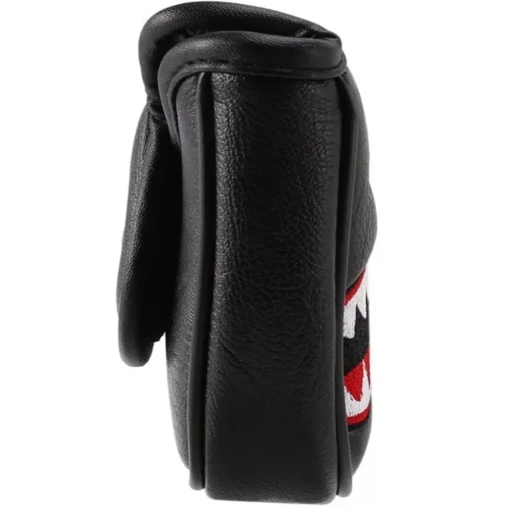 Bordado decorativo de tiburón en la funda de putter
