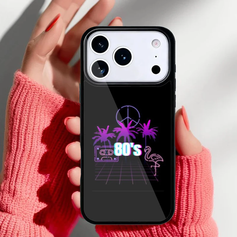 Funda instalada en iPhone — ajuste preciso y bordes protectores