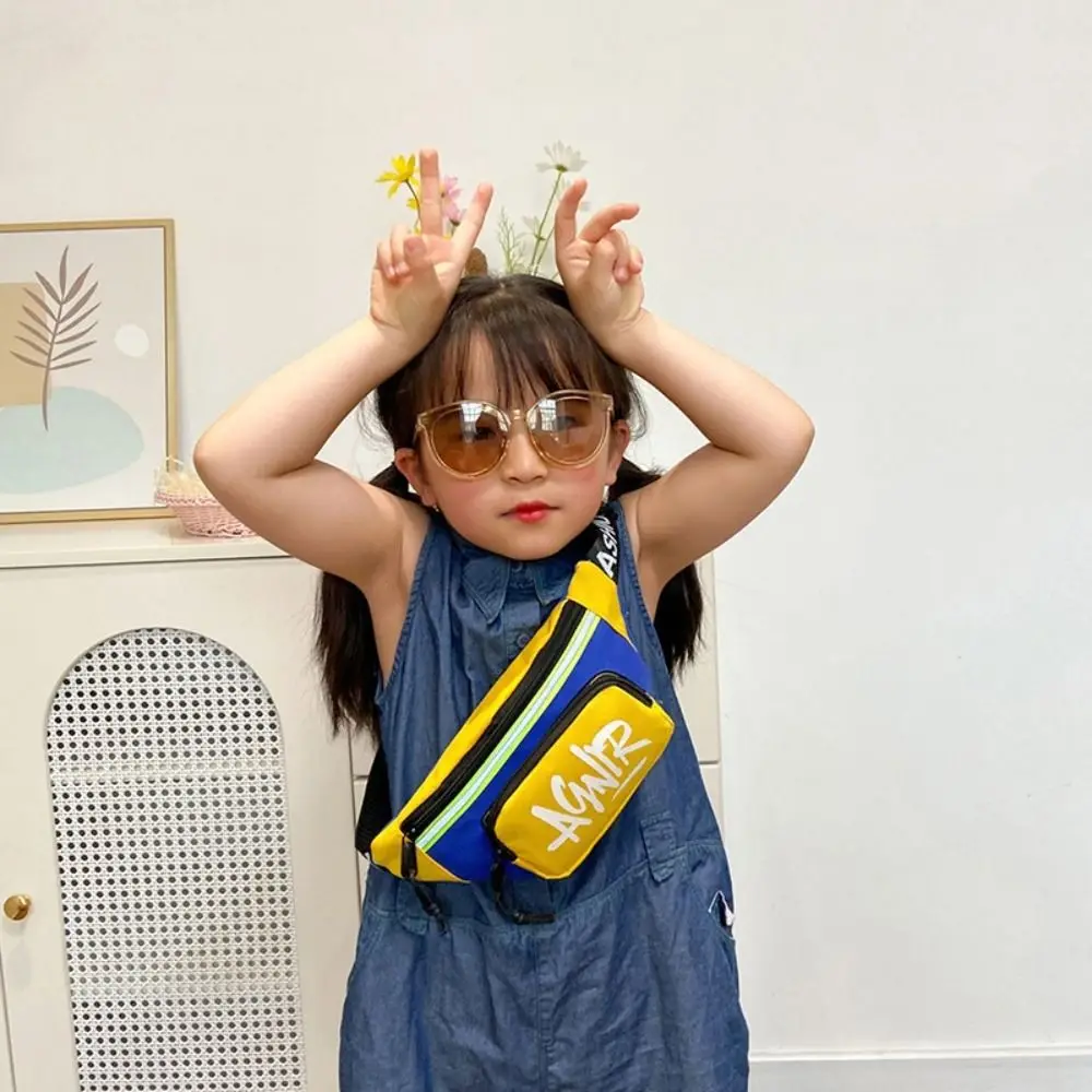 Detalle de la bolsa de cinturón infantil con letras