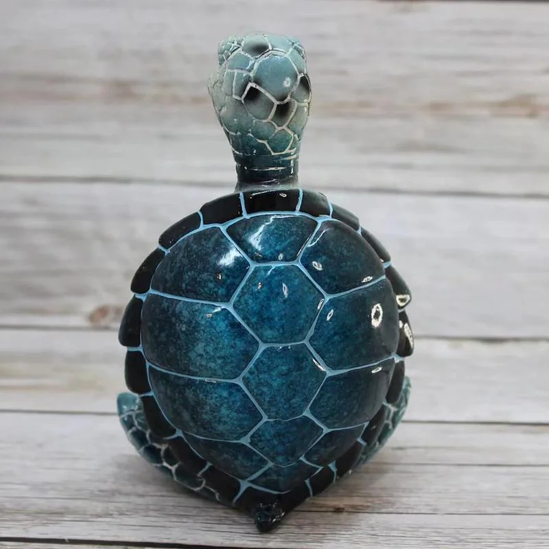 Tortuga marina meditando en paz posada sobre hojas verdes en exterior