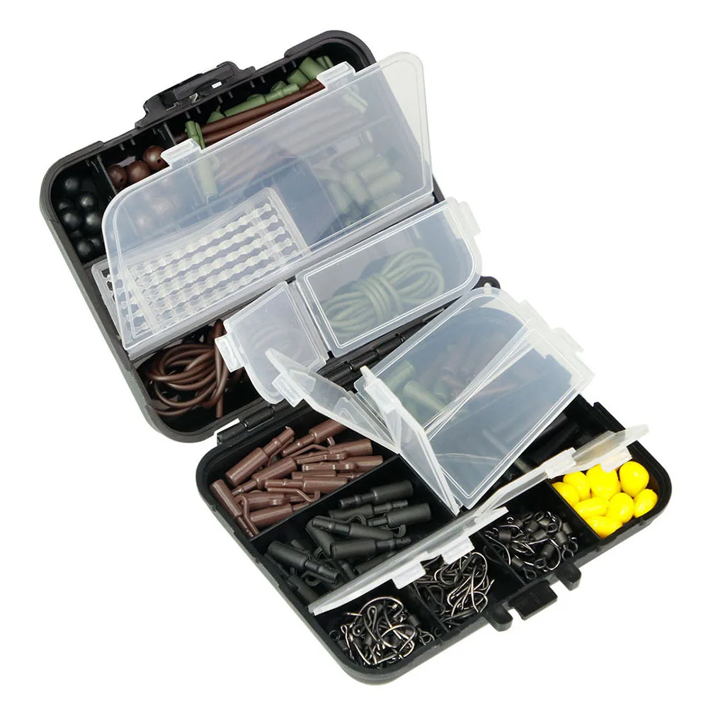 Vista general del conjunto completo de 272 piezas del kit de aparejos para pesca de carpa