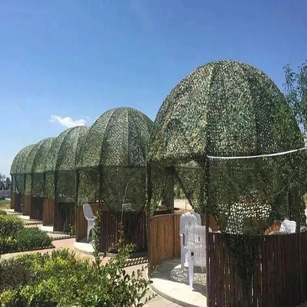 Instalación de red de camuflaje en exteriores como toldo de privacidad
