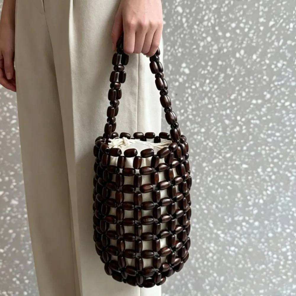 Bolso de mano cilíndrico de madera artesanal con cuentas y asa de lazo - imagen 5