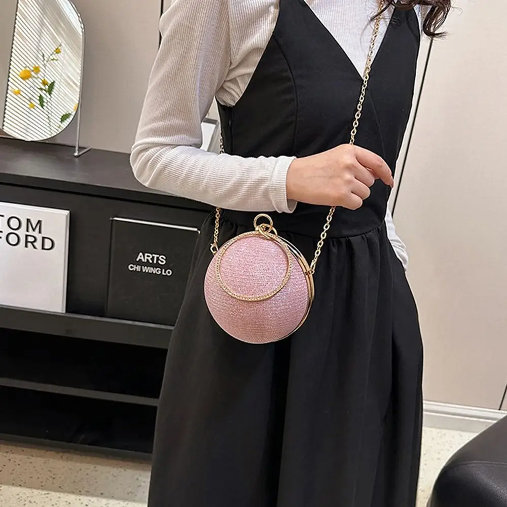 Bolso de mano circular con cadena decorativa