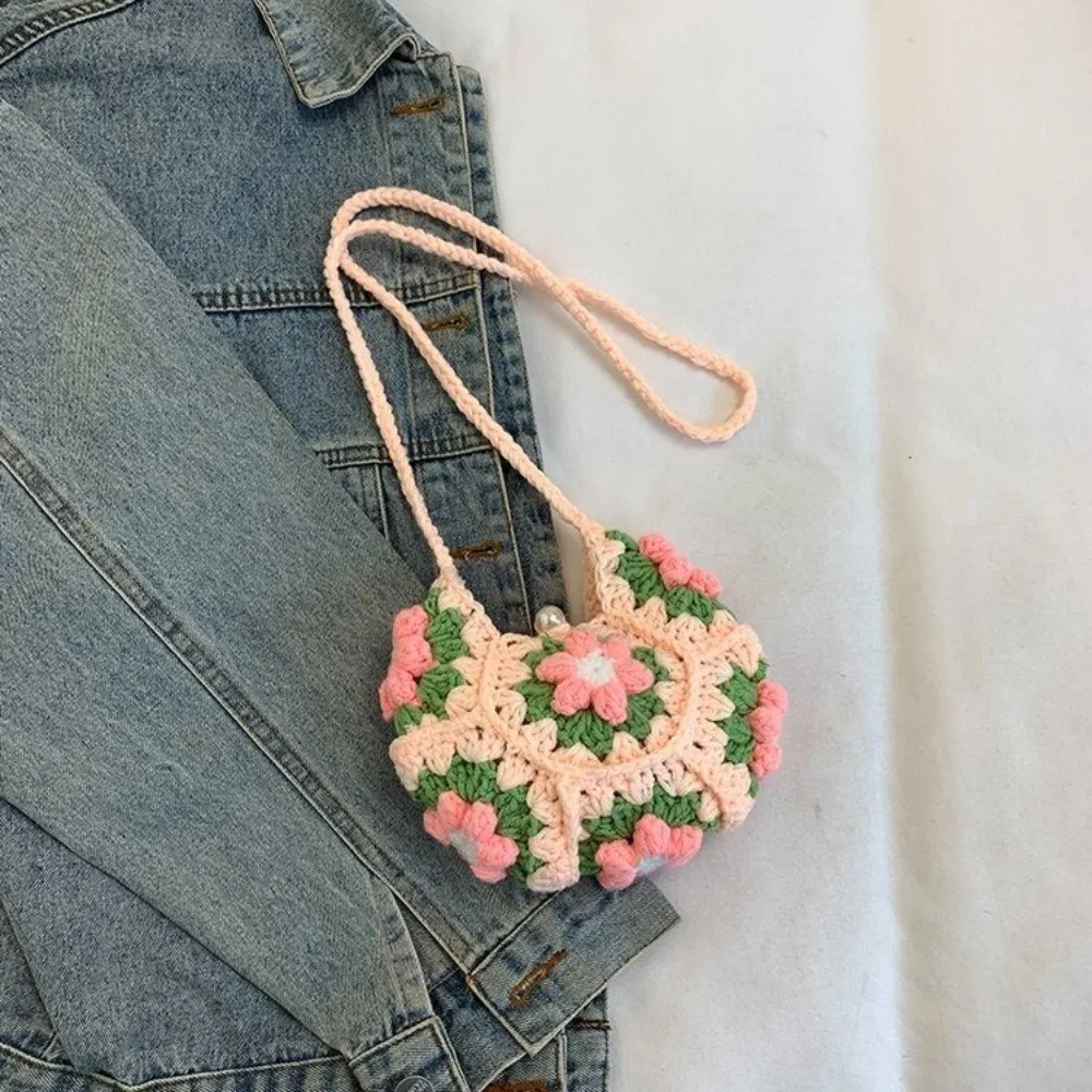 Detalle del tejido floral del bolso bandolera artesanal