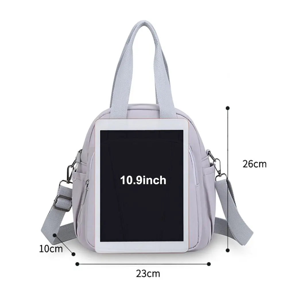 Bolso de hombro de nailon en uso