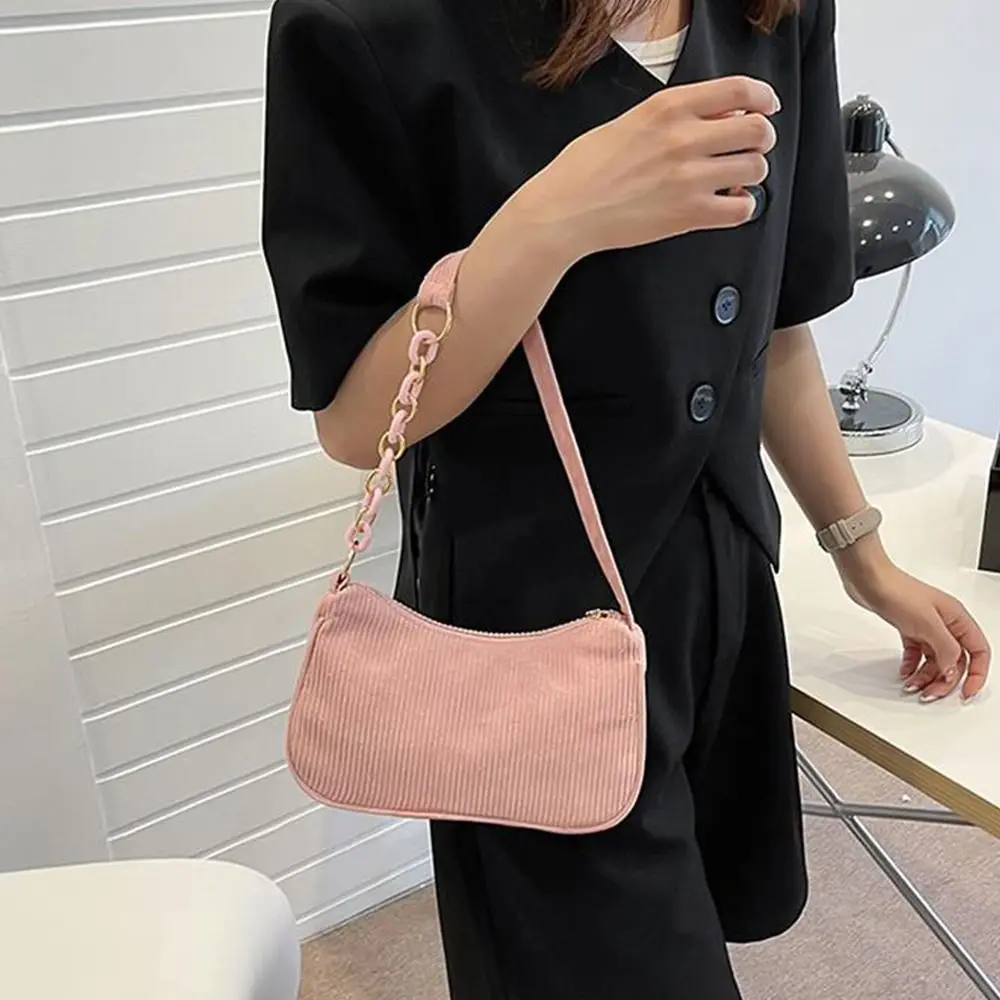 Bolso en morado, estilo vintage