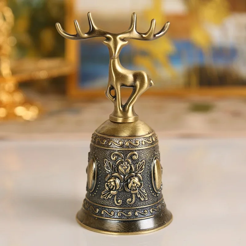 Detalle de la campana con grabados tradicionales