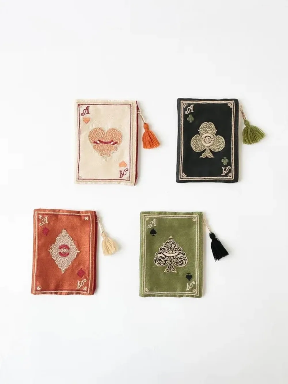 Estilo retro bordado y flecos al detalle