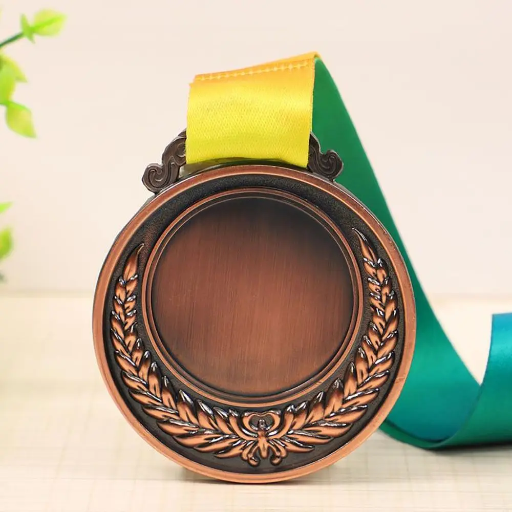 La medalla junto a su empaque individual