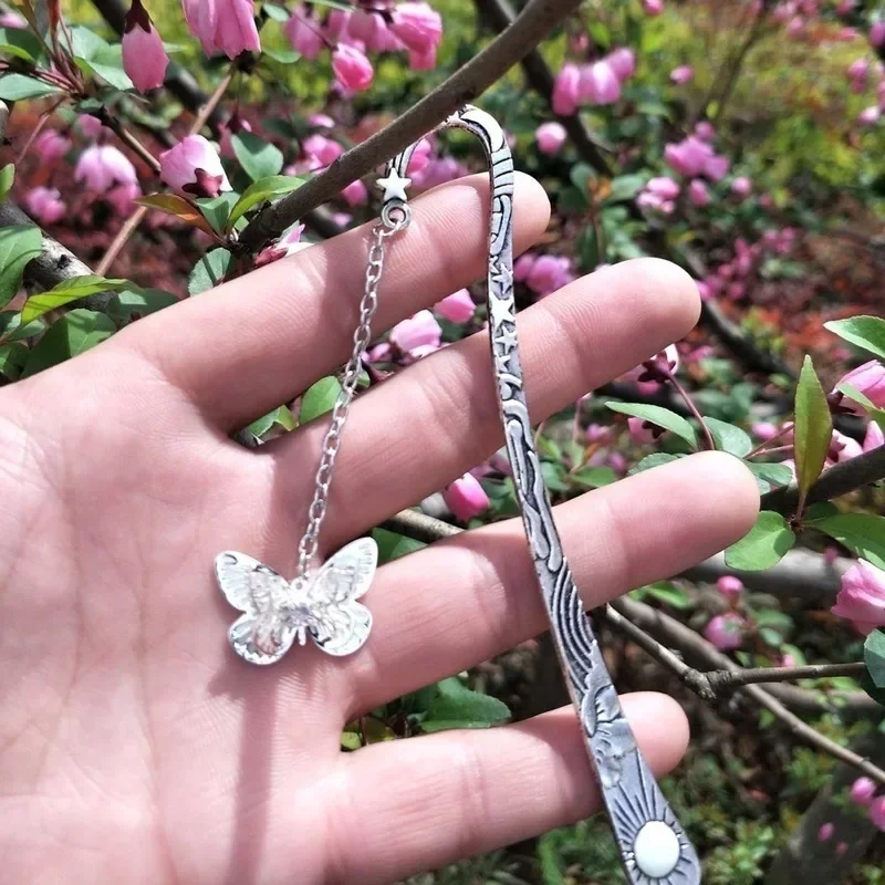 Marcapáginas metálico plateado con diseño de libélula y mariposa