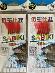 Aparejos Sabiki rojos con anzuelos dorados atados para pesca en mar