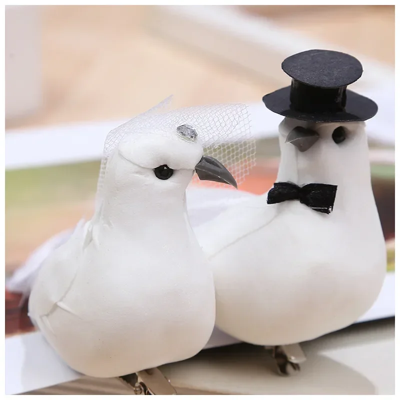 Vista en pareja de las palomas decorativas blancas