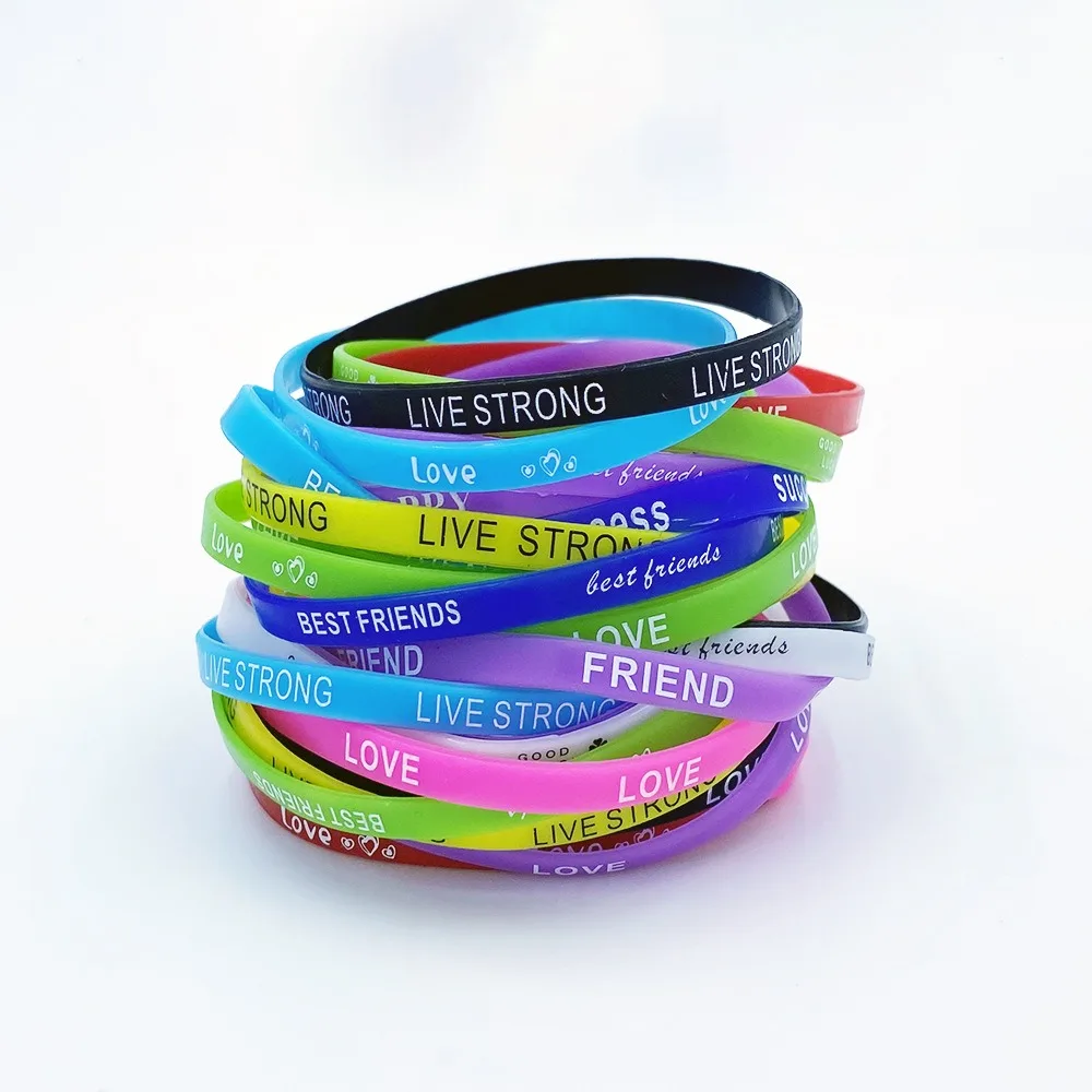 Detalle de las letras impresas en la pulsera
